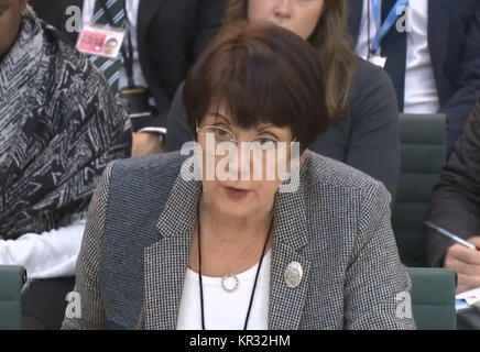 Dame Judith Hackitt, Vorsitzender der unabhängigen Überprüfung von Gebäude- und Brandschutz, die nach der Grenfell Turm Tragödie, gibt Hinweise zu den Gemeinschaften und lokale Regierung Ausschuß in Portcullis House in London. Stockfoto