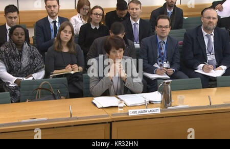 Dame Judith Hackitt, Vorsitzender der unabhängigen Überprüfung von Gebäude- und Brandschutz, die nach der Grenfell Turm Tragödie, gibt Hinweise zu den Gemeinschaften und lokale Regierung Ausschuß in Portcullis House in London. Stockfoto