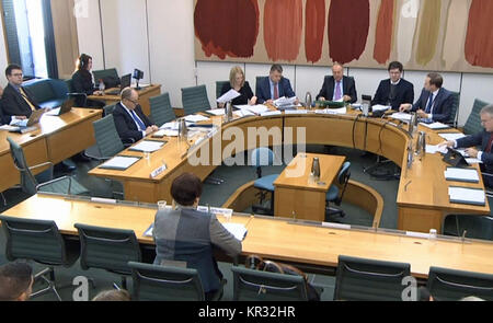 Dame Judith Hackitt, Vorsitzender der unabhängigen Überprüfung von Gebäude- und Brandschutz, die nach der Grenfell Turm Tragödie, gibt Hinweise zu den Gemeinschaften und lokale Regierung Ausschuß in Portcullis House in London. Stockfoto