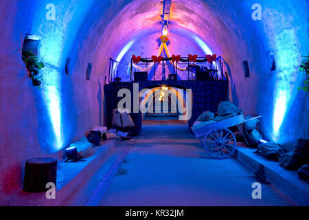 Historische unterirdischer Tunnel, der unter Zagreb Altstadt in Weihnachten Dekoration, der Hauptstadt von Kroatien Stockfoto