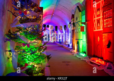 Historische unterirdischer Tunnel, der unter Zagreb Altstadt in Weihnachten Dekoration, der Hauptstadt von Kroatien Stockfoto