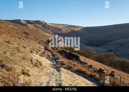 Fußweg über Kinder Stausee in der Nähe von Hayfield im Peak District. Ein frostiger Morgen auf einem Spaziergang zu Kinder Scout. Stockfoto