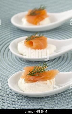 Geräucherter Lachs sushi Rollen Stockfoto