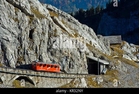 Rote Triebwagen der Pilatus Eisenbahn in eine steile Passage, in der Pilatus massiv, Alpnachstad in der Nähe von Luzern, Schweiz Stockfoto