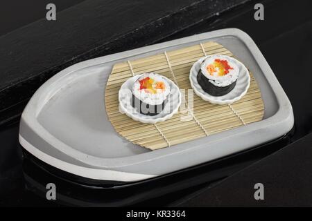 Sushi Rollen auf Fach Stockfoto