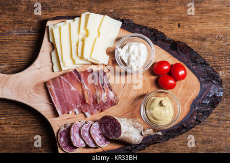 Tiroler Spezialitäten auf Holz Stockfoto