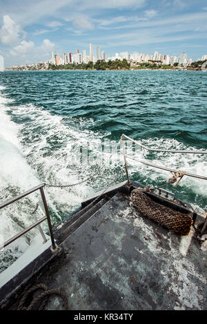 Blick vom Boot auf dem modernen Teil und Favelas von Salvador de Bahia Wolkenkratzer in Brasilien Stockfoto