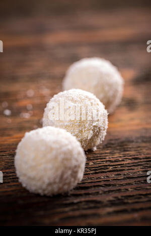 Weiße Schokolade-Kokos-Pralinen Stockfoto