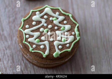 Weihnachten hausgemachte Lebkuchen Cookies auf einen hölzernen Tisch. Weihnachtsbaum. Stockfoto