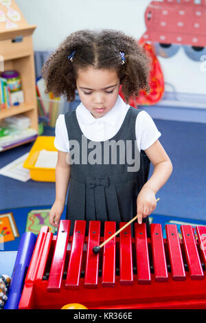 Xylophon spielen im Kindergarten Stockfoto