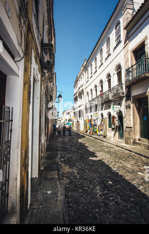 Blick auf die alte Straße von Pelourinho, einem historischen Zentrum der Altstadt von Salvador de Bahia in Brasilien Stockfoto