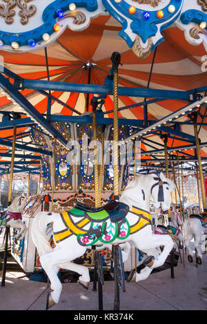 Hölzerne Pferd an einem Merry go round in der Brennerei Weihnachtsmarkt in Toronto, Ontario, Kanada Stockfoto