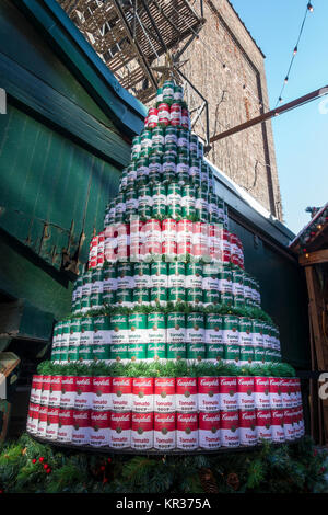 Ein Stapel von Campbell Suppendosen arrangiert einen Weihnachtsbaum auf dem Weihnachtsmarkt in Toronto's Historic Distillery District zu vertreten Stockfoto