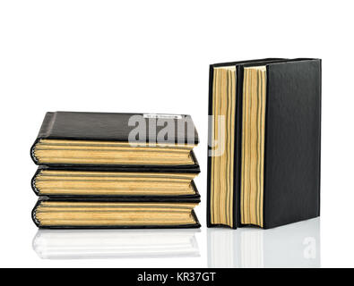 Schwarzes Buch ist die Verlegung mit Schatten auf weißem Hintergrund Stockfoto