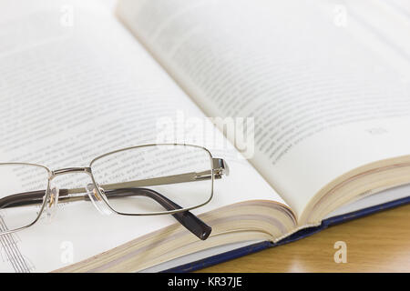 Close up Gläser und ein Buch auf dem Schreibtisch Stockfoto