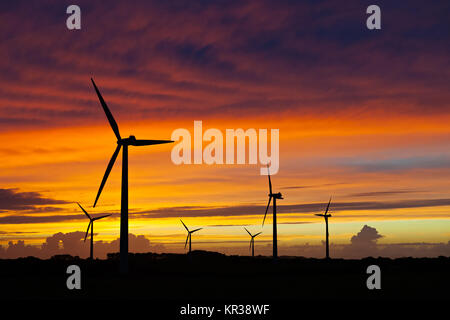 Silhouette von Windenergieanlagen auf einer erstaunlichen Sonnenuntergang Stockfoto