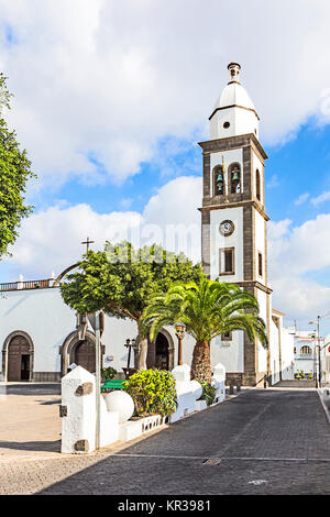 L Kirche von San Gines in Arrecife mit seinen weiß getünchten Fassade und attraktive Glockenturm Stockfoto