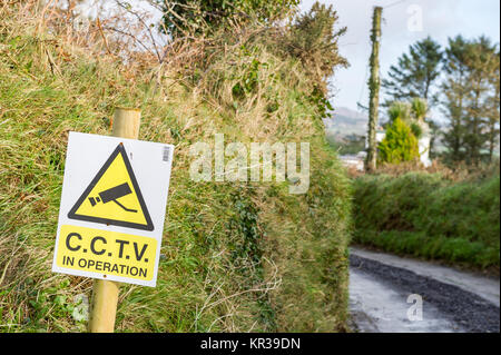 C.C.T.V. in Betrieb Zeichen Schutz ein ländliches Anwesen in Ballydehob, West Cork, Irland. Stockfoto