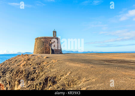 Kleine Burg Castillo de Las Coloradas auf Klippe in Playa Blanca, Lanzarote, Kanarische Inseln, Spanien Stockfoto