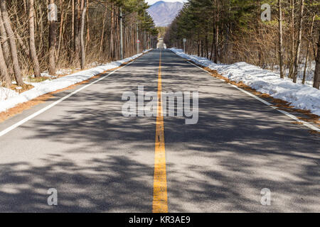 Winter-Straße im Schnee Stockfoto