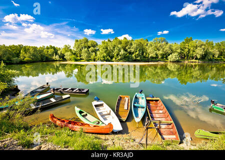 Bunte Boote auf die Mündung der Flüsse Drau und Mur Stockfoto