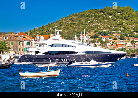 Luxus-Yachten in Vis Sommer Hafenblick Stockfoto