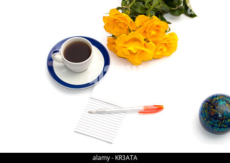 gelbe Rosen, Kaffee, dem Globe und Griff mit einem notebook Stockfoto