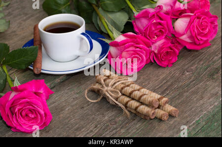 Festliche Karte Kaffee, Verknüpfung von Cookies und Rosen auf jeder Seite Stockfoto