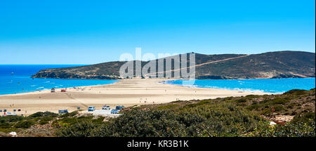 Kuss der beiden Meeren. Rhodos, Griechenland. Mittelmeer und Ägäis., Es gibt tief blauen Wasser des Meeres Buchten und Gelb solar Sand der Küste. Stockfoto