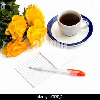 Stillleben Tasse schwarzen Kaffee, Notebook und Bouquet von gelben Rosen Stockfoto