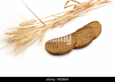 die Ohren des Weizens und drei Stücke Brot, die hintereinander ein Stillleben angeordnet werden Stockfoto