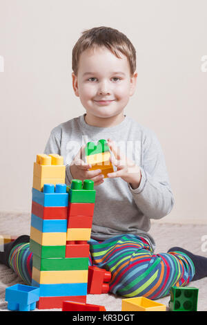 Kleiner Junge mit farbigen Würfel zu spielen Stockfoto