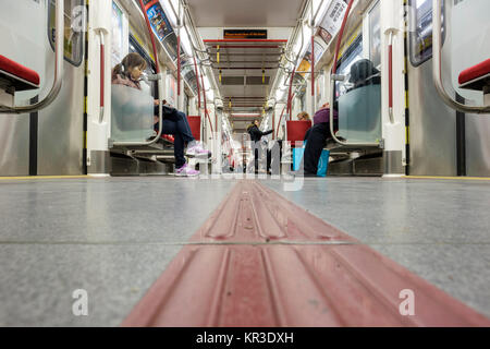 Worm's Blick auf das Innere eines Toronto Transit Commission (TTC) U-Bahn-Auto und Pendler, Kanada. Stockfoto