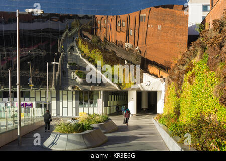 Reflexionen in Metallpaneelverkleidungen auf dem Grand Central Building, aus dem Moor Street Link Gehweg, Birmingham, England, Großbritannien Stockfoto