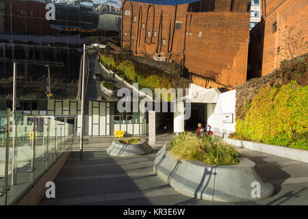 Reflexionen in Metallpaneelverkleidungen auf dem Grand Central Building, aus dem Moor Street Link Gehweg, Birmingham, England, Großbritannien Stockfoto