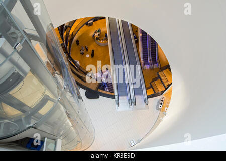 Fahrtreppen und Glas heben Sie die Welle in die rotunde in der Bibliothek von Birmingham, Centenary Square, Birmingham, England, Großbritannien Stockfoto