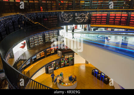 Fahrtreppen in der rotunde an der Bibliothek von Birmingham, Centenary Square, Birmingham, England, Großbritannien Stockfoto