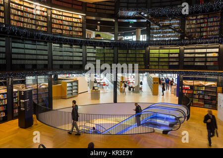 Fahrtreppen in der rotunde an der Bibliothek von Birmingham, Centenary Square, Birmingham, England, Großbritannien Stockfoto