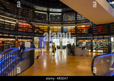 Fahrtreppen in der rotunde an der Bibliothek von Birmingham, Centenary Square, Birmingham, England, Großbritannien Stockfoto