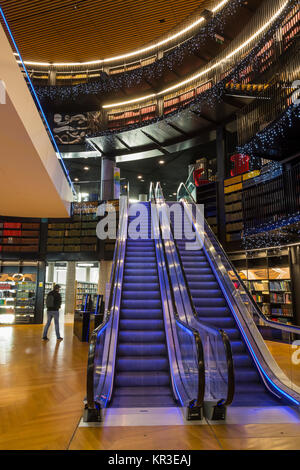 Fahrtreppen in der rotunde an der Bibliothek von Birmingham, Centenary Square, Birmingham, England, Großbritannien Stockfoto