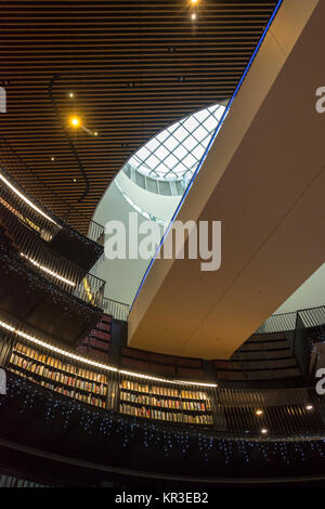 Fahrtreppen in der rotunde an der Bibliothek von Birmingham, Centenary Square, Birmingham, England, Großbritannien Stockfoto