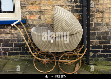 Ein vintage Baby Kinderwagen außerhalb eines Antiquitäten Shop auf steilen Hügel, Lincoln, England, Großbritannien Stockfoto