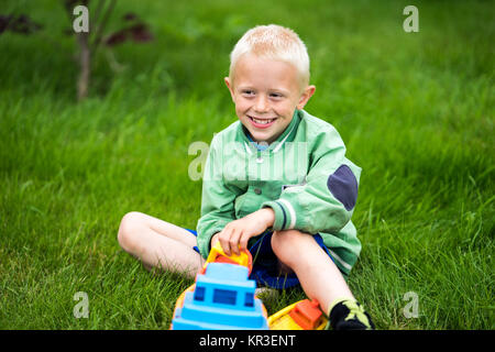 Kleiner Junge spielt Stockfoto