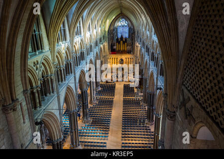 Mit Blick von oben in das Kirchenschiff der Kathedrale von Lincoln, Lincoln, England, Großbritannien Stockfoto