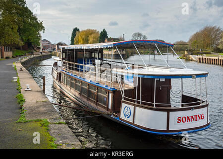 Die Edwardianische river Cruiser M.V. Sonning (Newark Castle Line) auf dem Fluss Trent in Newark-on-Trent, Nottinghamshire, England, Großbritannien Stockfoto