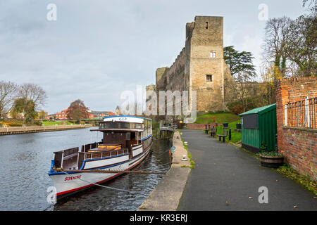 Die Edwardianische river Cruiser M.V. Sonning (Newark Castle Line) auf dem Fluss Trent in Newark-on-Trent, Nottinghamshire, England, UK. Das Schloss hinter sich. Stockfoto