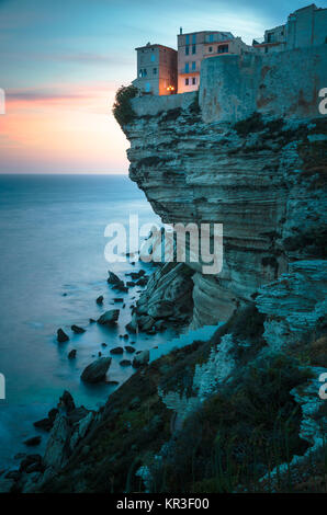 Sonnenuntergang über der alten Stadt von Bonifacio, Kalksteinfelsen, Südküste der Insel Korsika, Frankreich Stockfoto