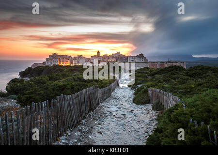 Sonnenuntergang und Sturm über die alte Stadt Bonifacio, Kalksteinfelsen, Südküste der Insel Korsika, Frankreich Stockfoto