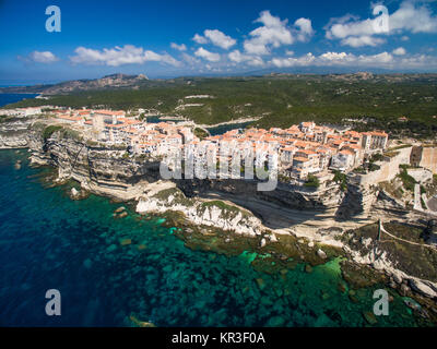 Luftaufnahme der alten Stadt von Bonifacio, Kalksteinfelsen, Südküste der Insel Korsika, Frankreich Stockfoto