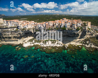 Luftaufnahme der alten Stadt von Bonifacio, Kalksteinfelsen, Südküste der Insel Korsika, Frankreich Stockfoto